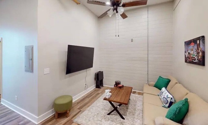 Taylor Berry House | ADA|2BR|Warehouse Suite|Exposed Brick|Modern Theme