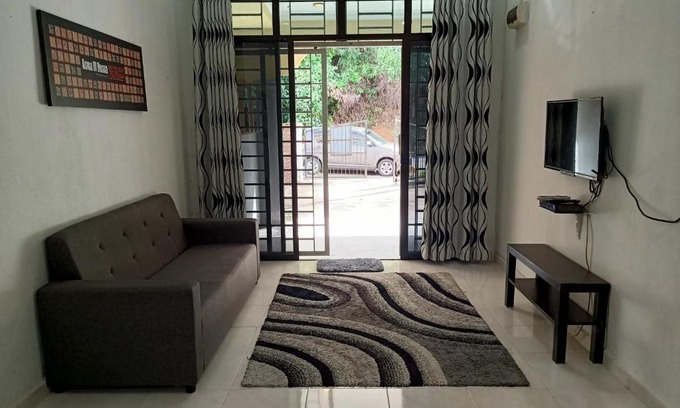 Tanah Merah House | ADAMAYRAA HOMESTAY Tanah Merah