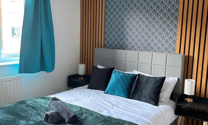 Willesborough House | Adams Drive 4 Bedroom Stylish House |Parking