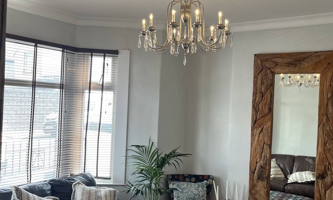 Grangetown House | Adanhouse-Stockland 5 Bedroom house sleeps 12