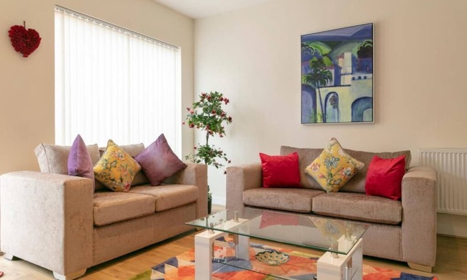 Trumpington House | Addenbrookes Townhouse with Parking and sleeps 6 ; 5 mins to Papworth hospital