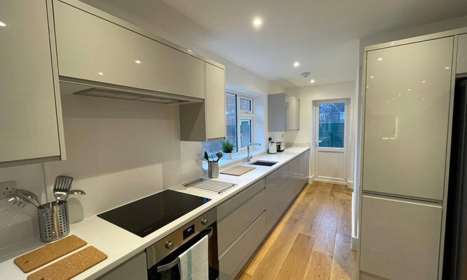 Runnymede House | Addlestone, Exquisite, Spacious, Six Bedroom (Three Bathroom) House
