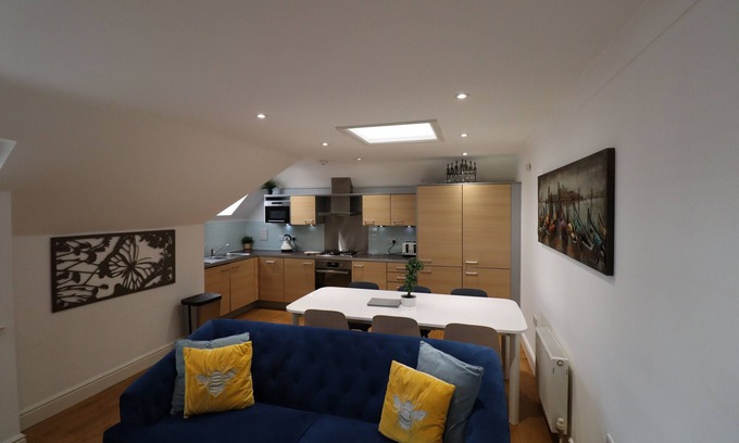 Runnymede Apartment | Addlestone - Spacious - Two Bedroom (Two Bathroom) Apartment