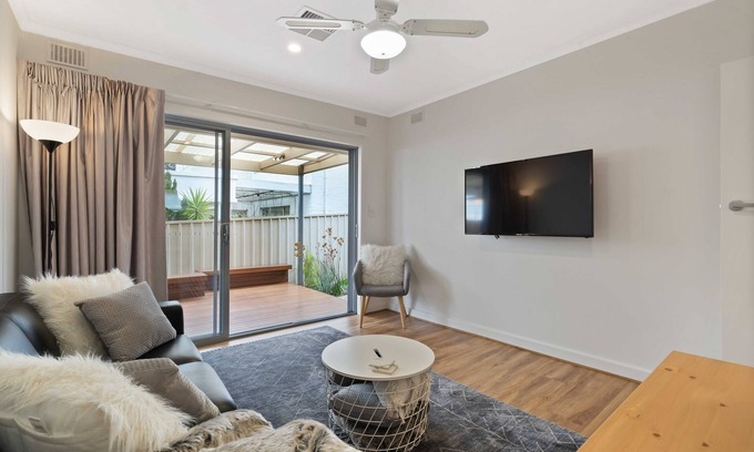 Torrens Park House | Adelaide 2 bedroom unit with free WIFI, Netflix & parking