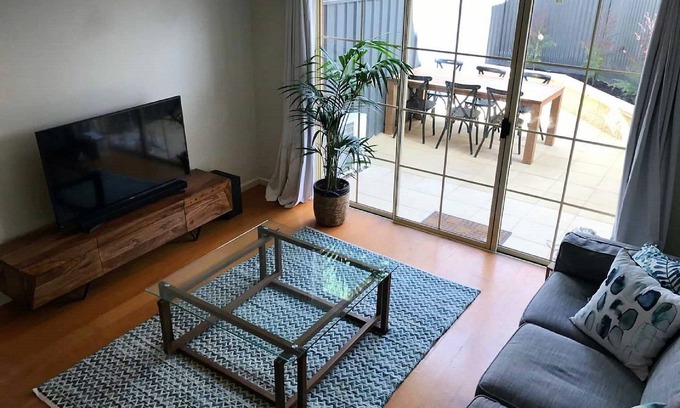 Norwood House | Adelaide | 3BR Norwood Townhouse | Fringe Stay + Wi-Fi + Parking + Smart TV | Walk Everywhere