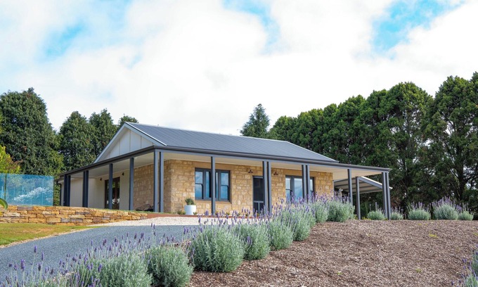Summertown Cottage | Adelaide Hills luxury cottage with sauna and heated pool 20 mins from Adelaide