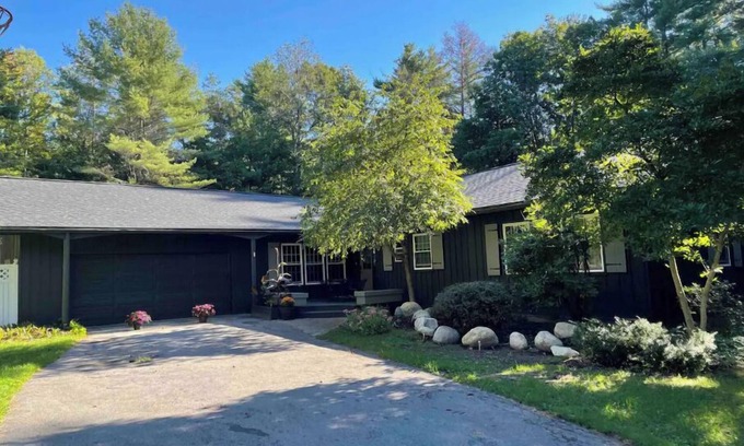 Lake George House | Adirondack 4bed 2bath Cottage close to the village with Hot Tub