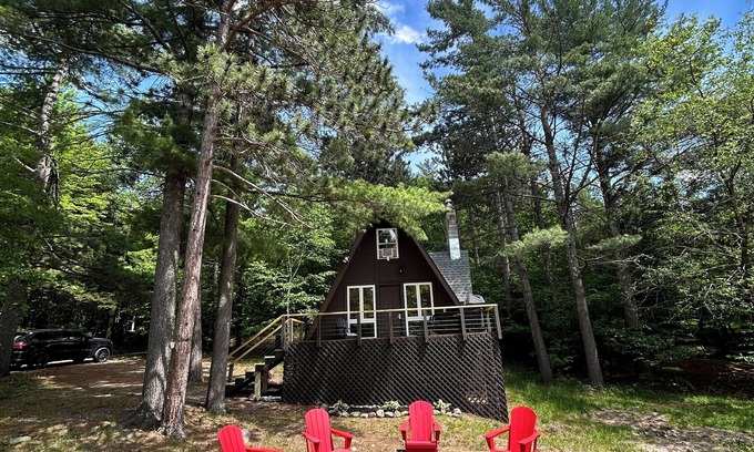 Wilmington Ski Chalet | Adirondack Cozy Chalet Private & Minutes to Hiking, Fishing & More. Pet Friendly