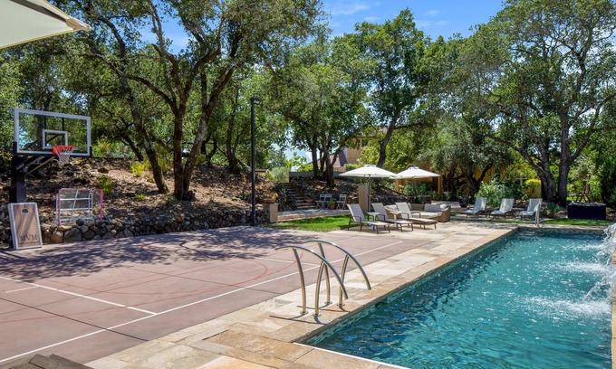 Santa Rosa House | Adjacent to Healdsburg/Kenwood With Pool, HotTub, Outdoor Kitchen, Pickleball!