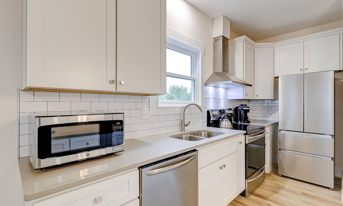 Savannah Victorian District Apartment | Adjoining apartments with 2 full kitchens, 2 W/Ds, central AC, & great location
