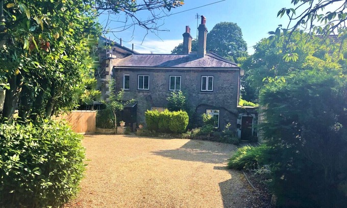 Ryde Apartment | Adjoining stone dog-friendly cottages with garden, parking and games rooms