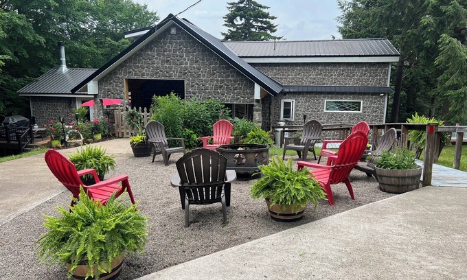 Star Lake House | ADK Lakefront Lodge, free motorized raft in Aug/Sep! Weekly discounts & dogs ok.