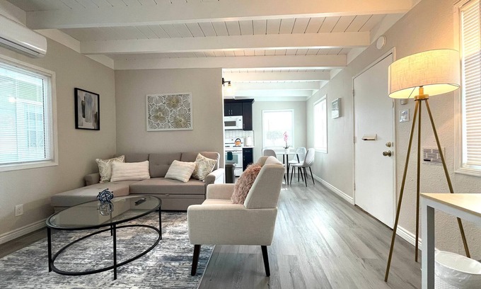 North Long Beach House | ★ADMIRABLE 1B1B REVAMPED HOME IN LONG BEACH★