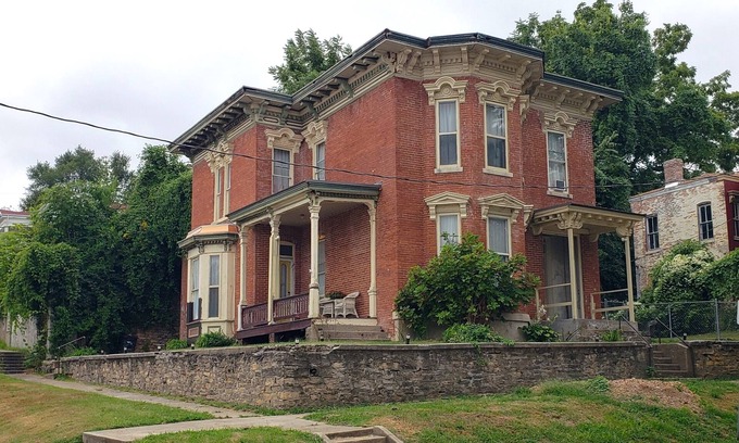 Hannibal House | Admiral Fuqua House - Large downtown Hannibal Home