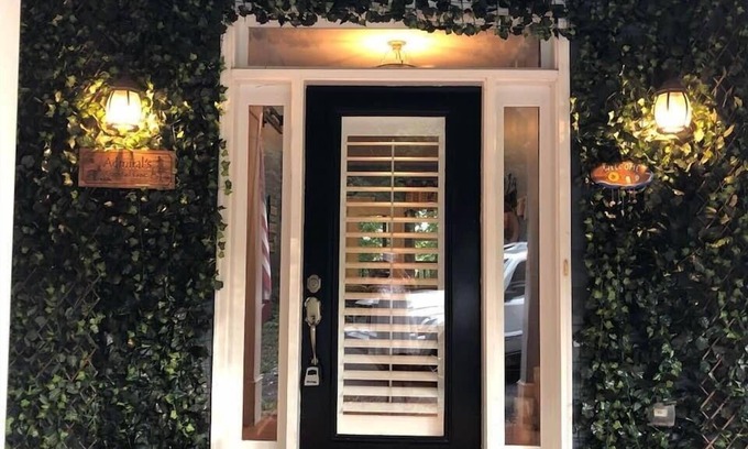 Gainesville House | Admiral's Cocktail Cove Lake Lanier