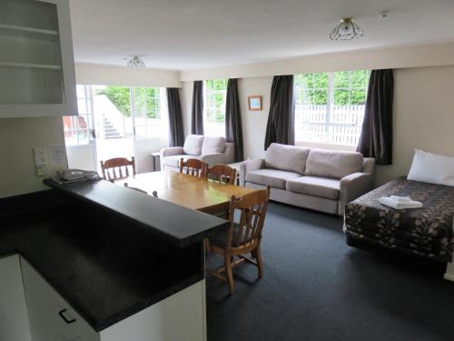 Springlands Hotel | Admirals Motor Lodge