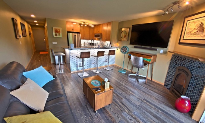 North Admiral Apartment | Admiral’s Nest—Luxury & Location in West Seattle (Pets OK)