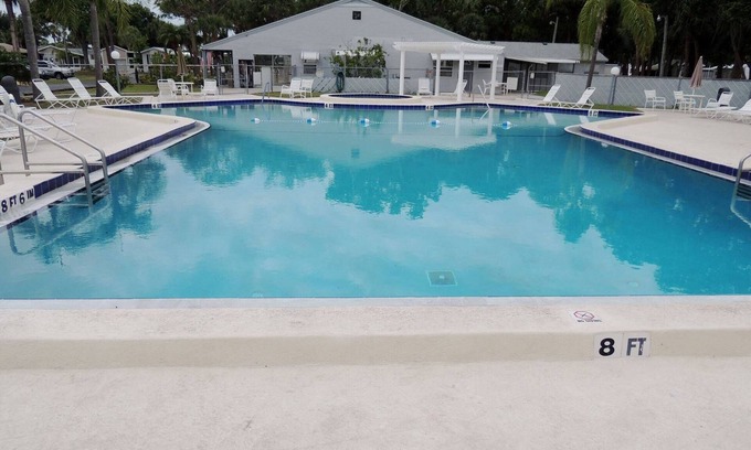 Sarasota House | Adorable 1/1 in coveted Sarasota Lakes available 6/1/24!