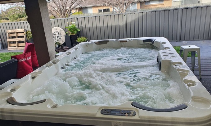 Haywards Bay Apartment | Adorable 1 Bedroom Place With Hot Tub