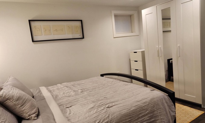 Clarkson-Lorne Park Apartment | Adorable 1-Bedroom