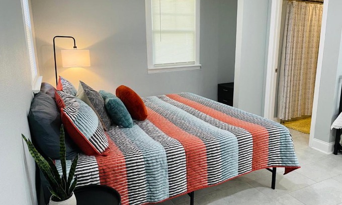 Lakeshore South House | Adorable 1 Bedroom Guesthouse