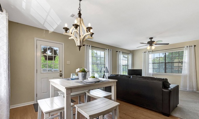 Friendswood Apartment | Adorable 1-bedroom private guesthouse with pool and spa