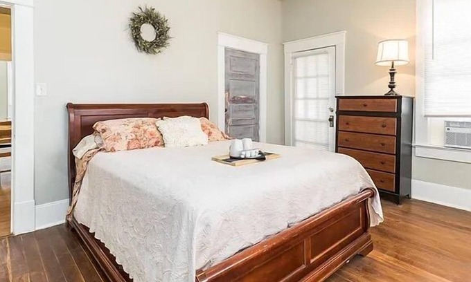 Old East Dallas Apartment | Adorable 2 Bed/1 Bath Retreat Near Baylor Hospital