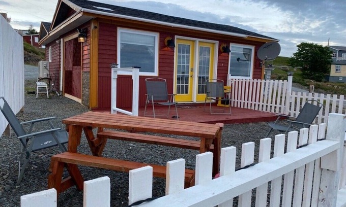 Terra Nova Cabin | Adorable 2-bedroom guesthouse with an amazing view