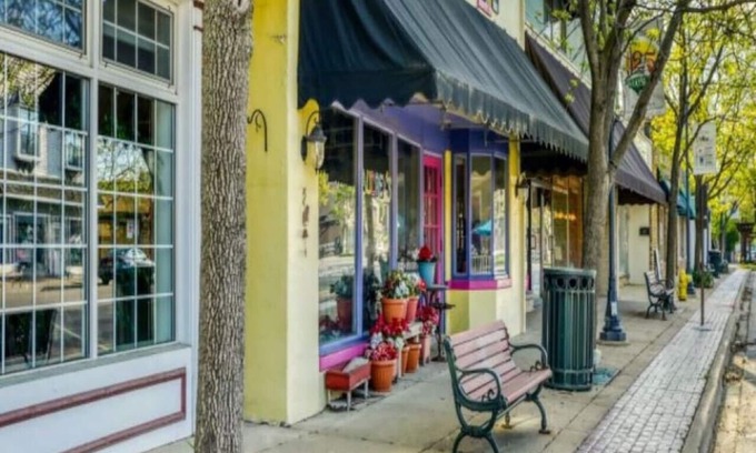 Grayslake House | Adorable 2-bedroom home near downtown Grayslake!