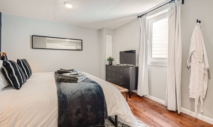 Dupont House | Adorable 2 bedroom modern suite