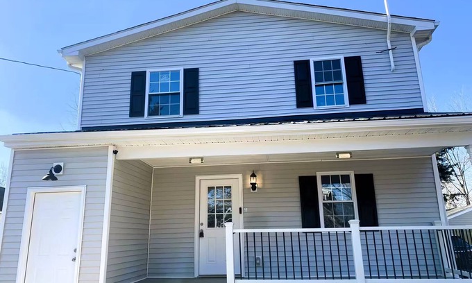Frazer House | Adorable 2 story 4-bedroom new construction single family w central air, WiFi