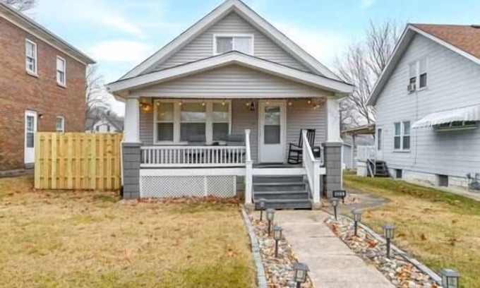 Moline House | Adorable 2BR Bungalow | John Deere | Vibrant Arena