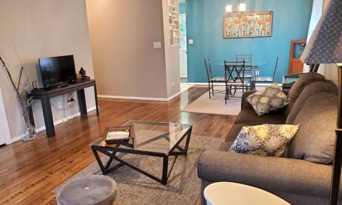 Orange Prairie House | Adorable 3 bdrm ranch home in the heart of Peoria!