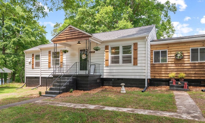 Eden House | Adorable 3 bedroom home in the heart of Eden!