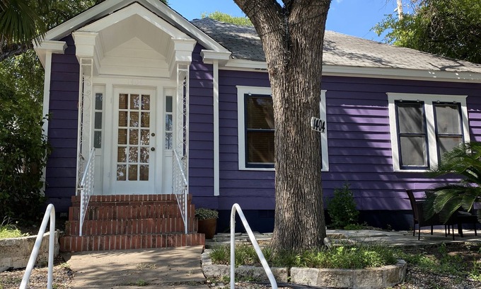 Austin House | Adorable 6th Street Bungalow - 100+ Five Star Reviews
