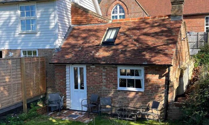 Heathfield House | Adorable and Cosy Tiny Cottage