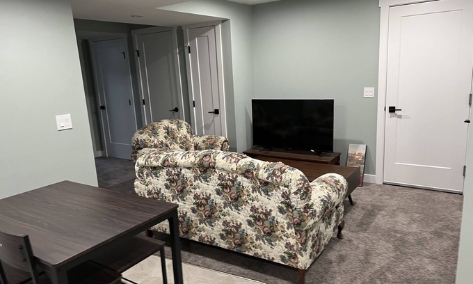 North Industrial Ski Chalet | Adorable And Cozy 2 Bedroom Space @ Brighton