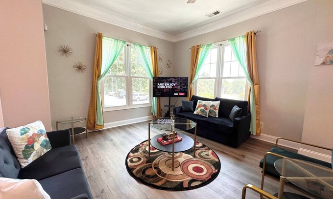 First Ward Condo | Adorable apartment uptown