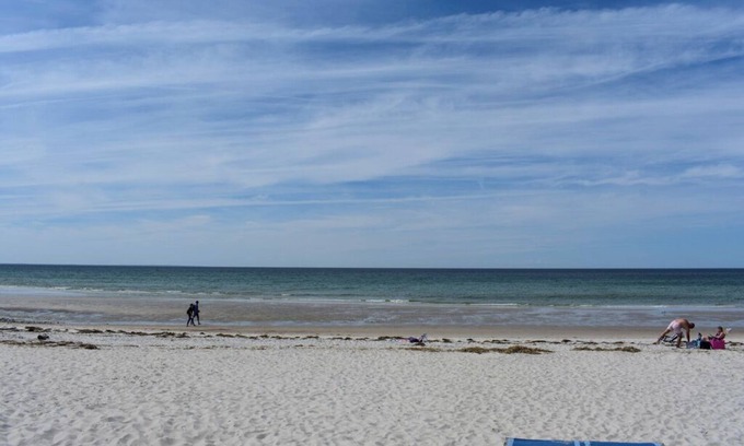 Dennis House | Adorable beach cottage, steps from Bayview Beach