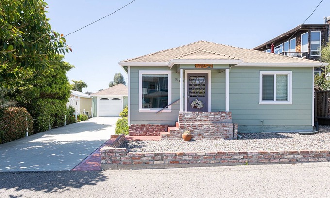 Cayucos House | Adorable Beach Cottage only a block to the beach and a short walk to downtown