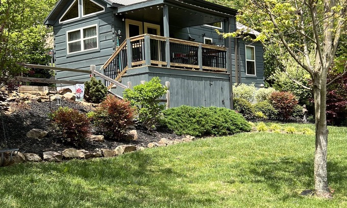 Candler Cabin | Adorable Cabin with big mountain views 12 Minutes to DT Asheville