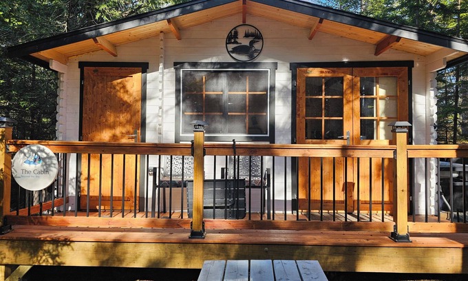 Surry Cabin | Adorable cabin near beach and Acadia