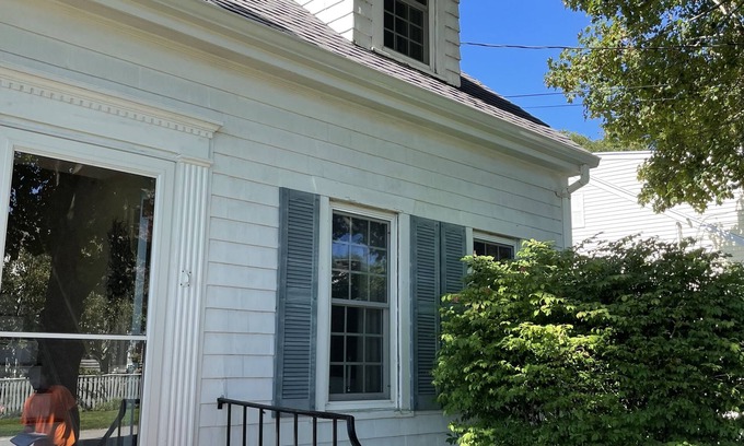 Dartmouth House | Adorable cape in Padanaram village