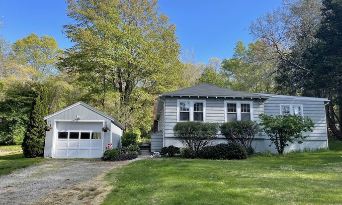 Madison House | Adorable Cottage close to Beaches and Town