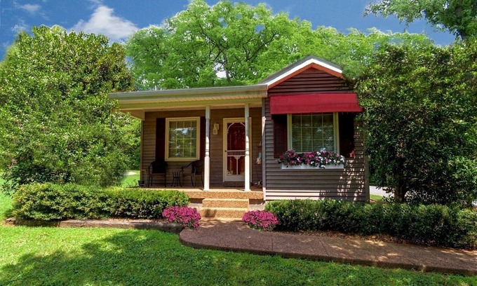 Mount Juliet Cottage | Adorable Cottage! Everything! WiFi, Kitchen, Jacuzzi, NO Cleaning Fee!