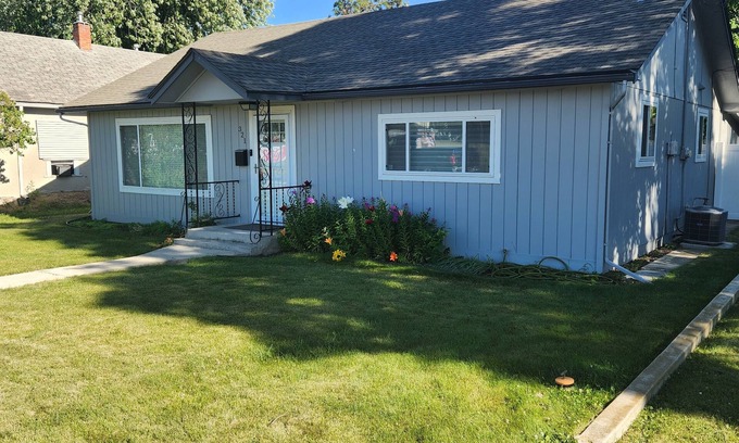 Meridian House | Adorable Cottage Home in downtown Meridian! 5 minute walk to town and amenities