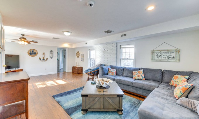 Colonial Beach Cottage | Adorable Cottage: Fire Pit, Walk to Colonial Beach