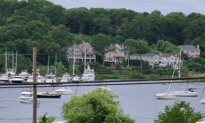 Halesite House | Adorable Cottage with Water Views, Across the street from Prime & other eateries