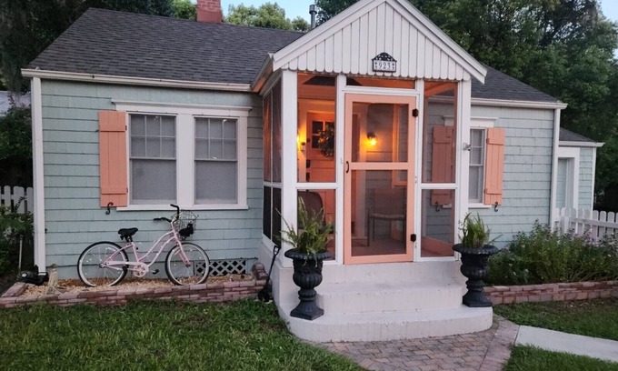 Mount Dora Cottage | ADorable Downtown Mount Dora Cottage with Fenced Yard for your pet