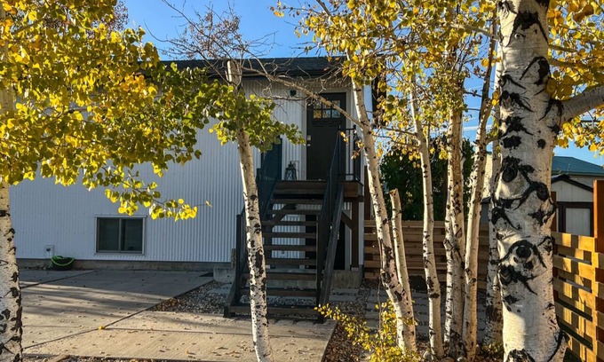 Bozeman Apartment | Adorable Duplex just one mile from Bozeman airport. 2-bedroom with 1 bath. 🛁
